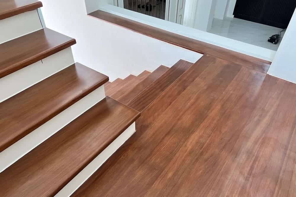 บันไดไม้มะค่าหลังติดตั้งเสร็จ